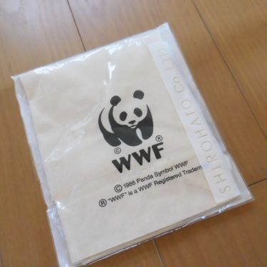 地域の役員と、WWFのエコバッグ。